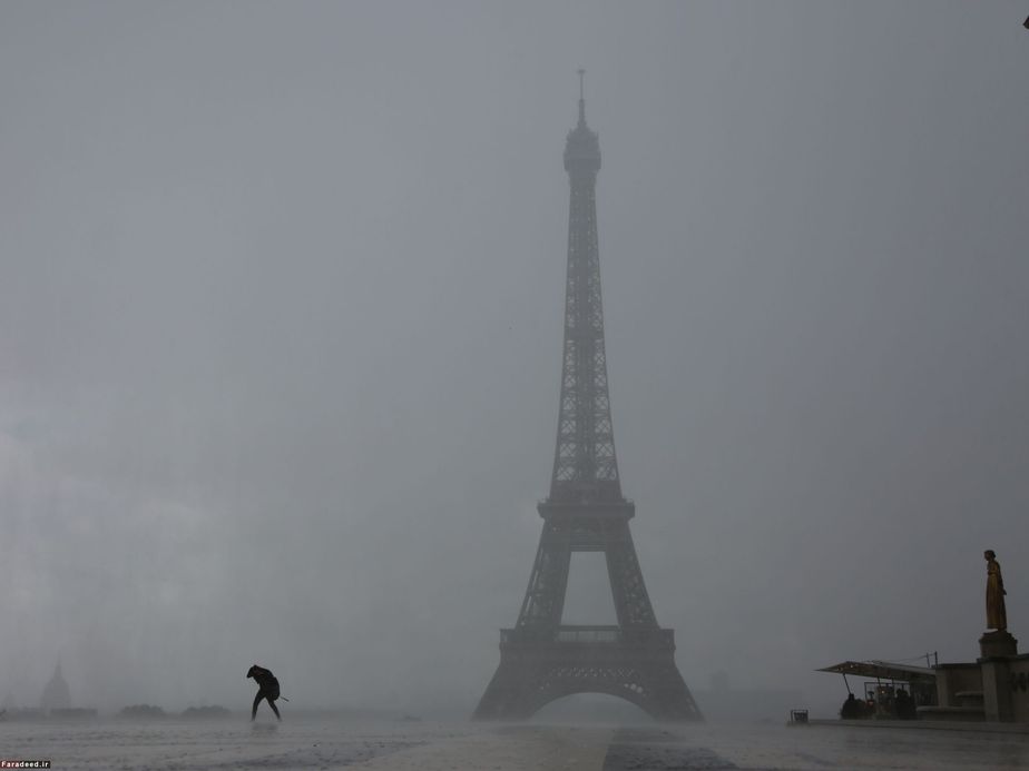 فرار از رگبار شدید در پاریس
