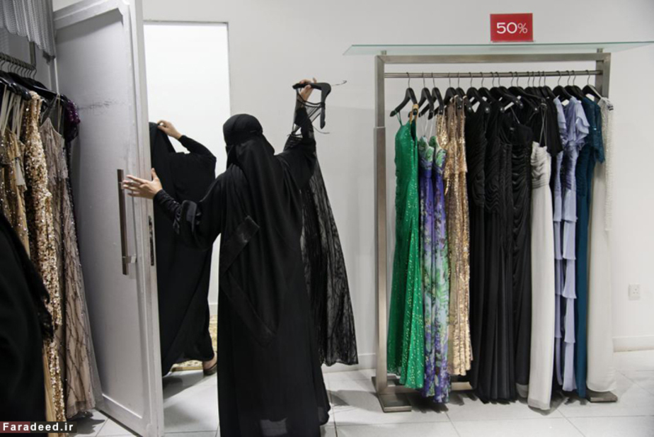 فروشنده زن مزون لباس در مرکز خرید