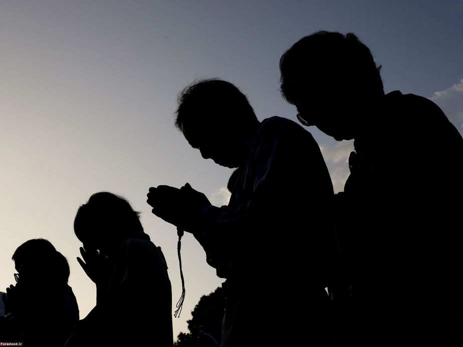 دعا برای قربانیان بمب اتم در هیروشیما