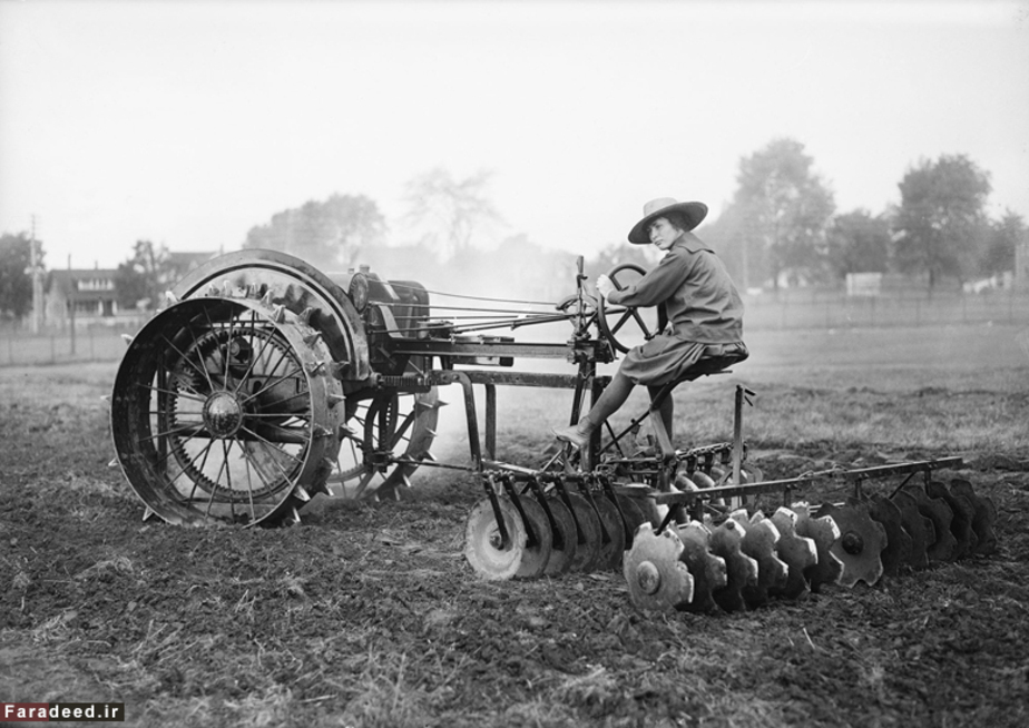 زنی در زمین های کشاورزی ماساچوست مشغول کار است.