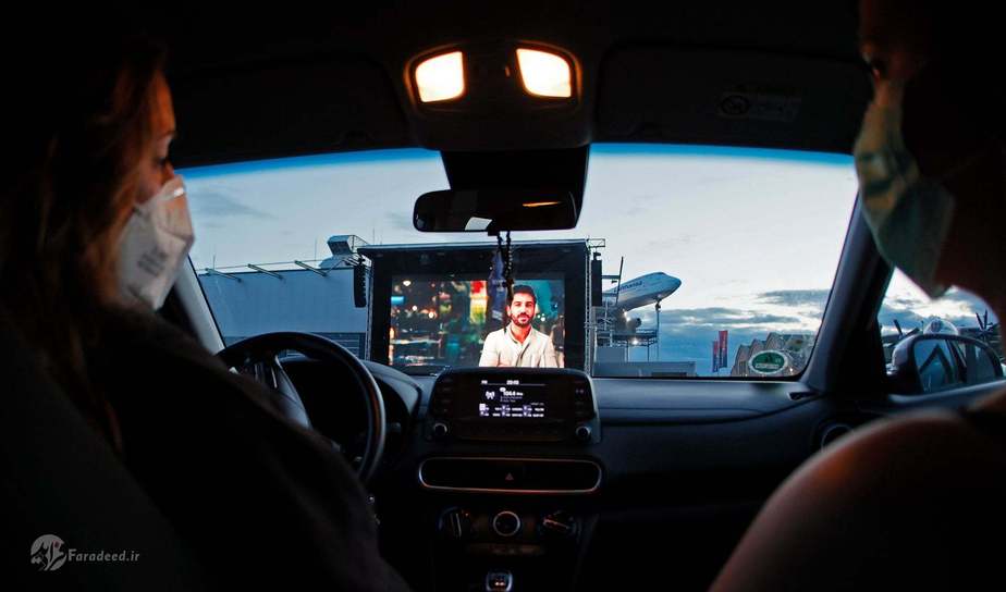 دو زنِ آلمانی در ماشینِ خود فیلم می‌بینند عکاس: Ronald Wittek/EPA 