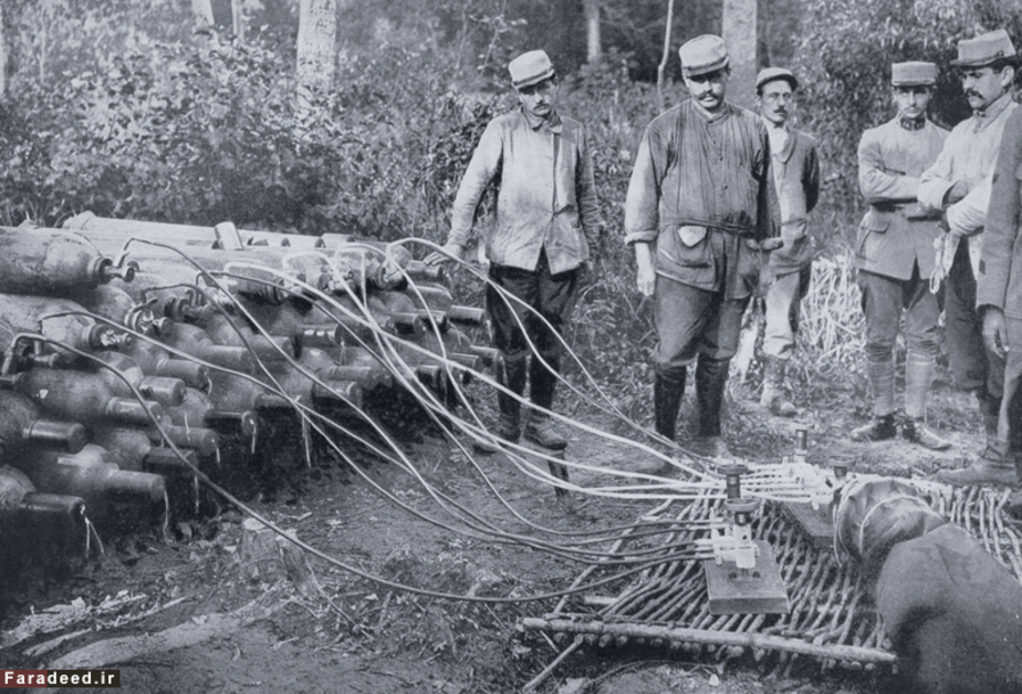 سربازان فرانسوی از مخازن هیدروژن برای پرکردن بالون های هوایی استفاده می کنند. سال 1915