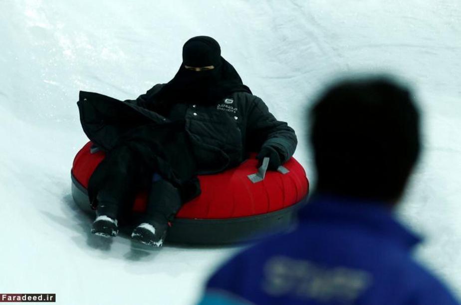 زنی در حال تفریح در محوطه ورزش های زمستانی مرکز خرید 