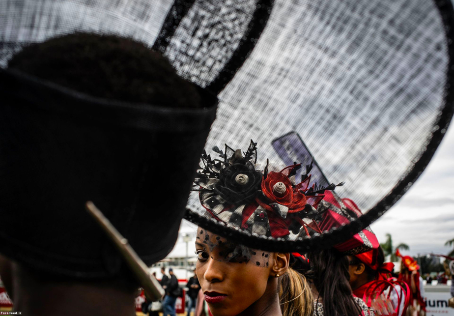 تماشاگران مسابقات اسب دوانی دوربان در آفریقای جنوبی