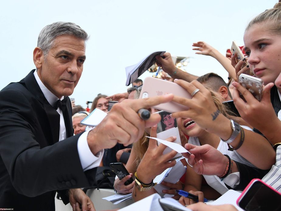 امضای جرج کلونی برای هواداران در جشنواره ونیز