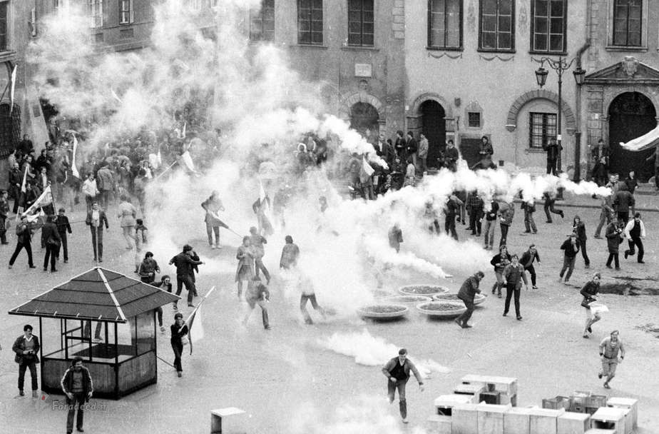 1982- شورش‌های لهستان نیروهای امنیتی و کمونیست لهستان در جریان درگیری با تظاهرکنندگان ضد قانون حکومت‌نظامی در ورشو، از گاز اشک‌آور استفاده کردند.