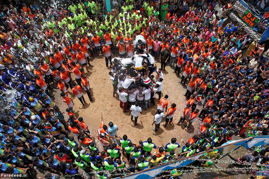 تلاش برای ساخت هرم انسانی در جشن در هند