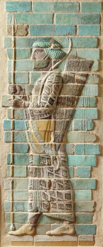 کماندار، هخامنشی، ۵۲۲–۴۸۶ قبل از میلاد، آجر لعابدار، از موزه لوور فرانسه 