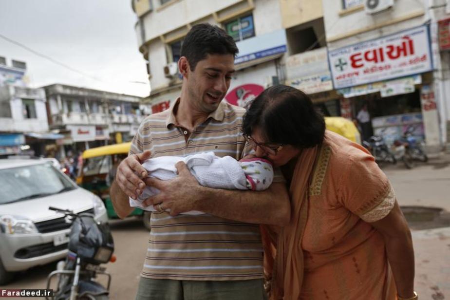پدر کابریلا پس از تولد او در خیابان های شهر 