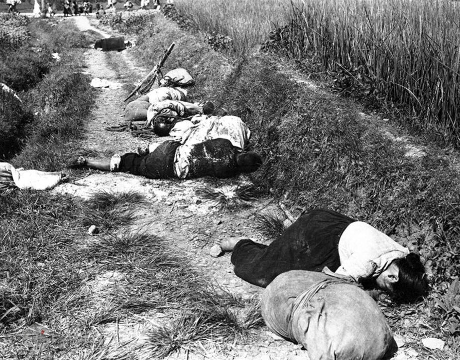 تصویر اجساد غیرنظامیانی که حین فرار از دست نیروهای کمونیست در جاده به رگبار بسته شدهاند.