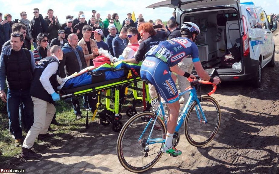 کمک به دوچرخه‌سوار آسیب‌دیده در طول مسابقات 2016 پاریس