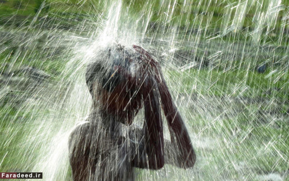 خنک شدن با شیر آب کنار جاده؛ هند