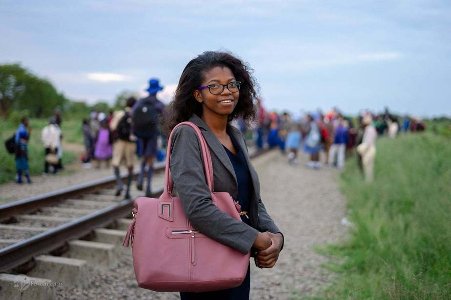پناشه چابورا، دانشجوی یک کالج محلی، منتظر است که قطار وارد ایستگاه شود. 