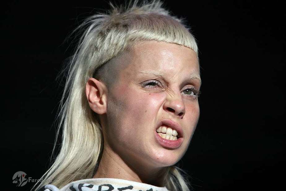 یولاندی ویزر همان مدل قدیمی را کوتاهتر و سبک تر در سال 2010 بر سر داشت