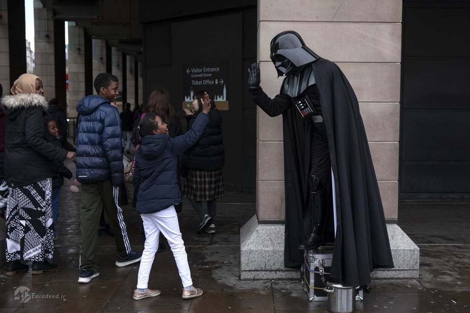 یک پسربچه اهل لندن، با شخصیت داستان جنگ ستارگان « دارت ویدر» خوش و بش می کند. 