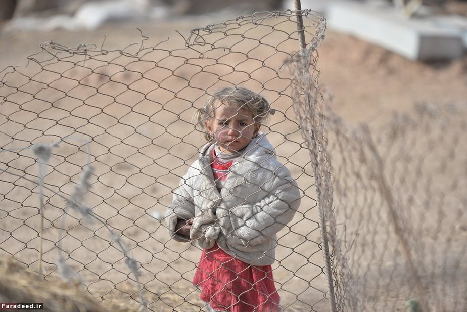 کودک آواره عراقی پشت حصار؛ موصل