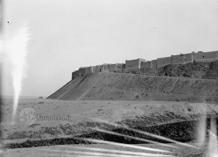 نمایی از تپه و ارگ تاریخی-باستانی اربیل؛ این تپه مصنوع، حاصل انباشت خانه ها و بناهای قدیمی در دوره های قبلی این ارگ است.