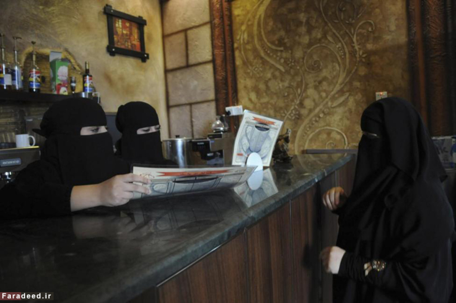 سه زن در کافی شاپی در