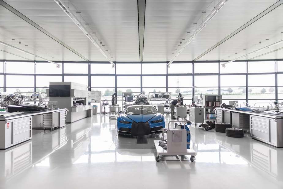 بوگاتی تاسیساتی که در آن خودرو شیرون تولید می‌شود را آتلیه می‌نامد. ظاهر تمیز و براق آتلیه بوگاتی بیشتر به یک خانه مد شبیه است تا یک مجموعه تولید خودرو 