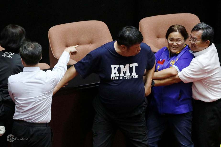  در حدود 100 طرفدار حزب KMT در بیرون از پارلمان با پلیس درگیر شدند و برخی تلاش کردند موانع را بشکنند. آن‌ها خواستار کنار کشیدن DPP از نامزدی بودند. عکاس: Photograph: Ann Wang/Reuters 