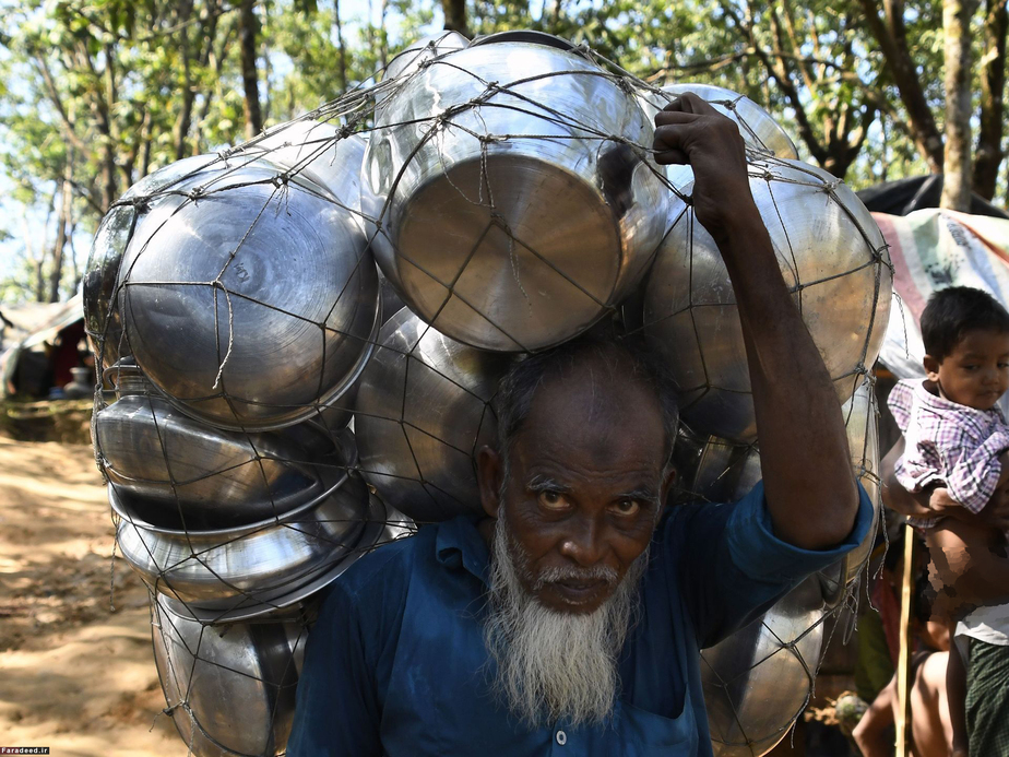 حمل ظروف پخت و پز در اردوگاه پناهندگان بلغارستان