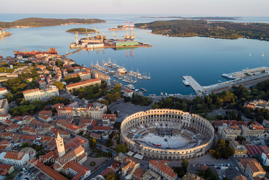عکس هوایی از طلوع خورشید بر فراز آمفی تئاتر به جا مانده از دوره قرون وسطی در 