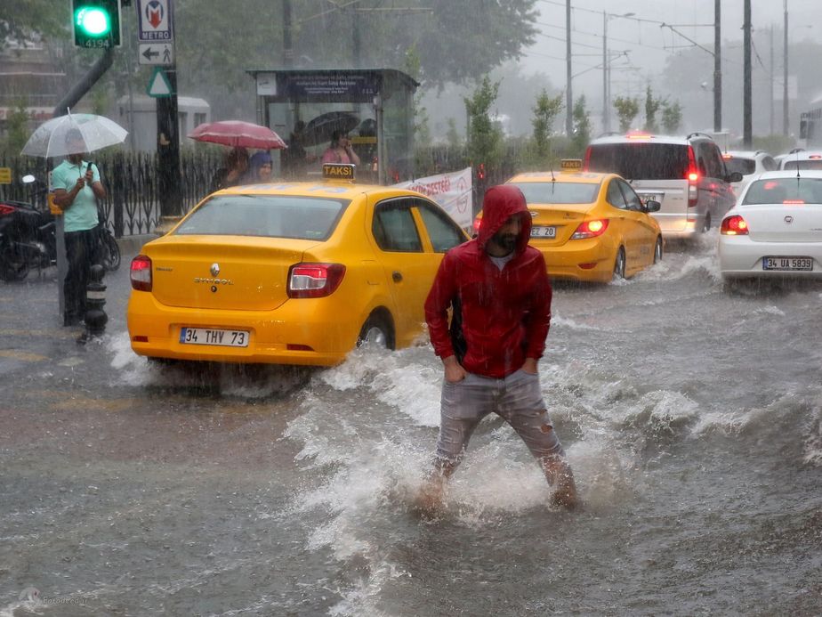 آب گرفتگی پس از باران سیل آسا در استانبول