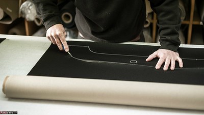 تمام کارهای تودوزی و روکش صندلیها با دست انجام میشود