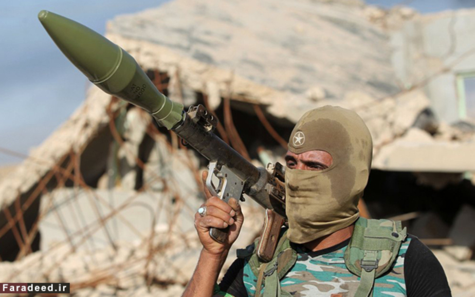 نیروی طرفدار دولت عراق در حال پرتاب راکت