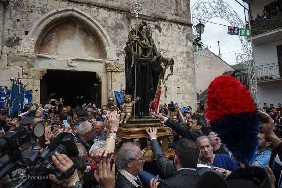 مارهایی که به طور کامل مجسمه مقدس را پوشش داده اند و به اطراف شهر حمل می شود