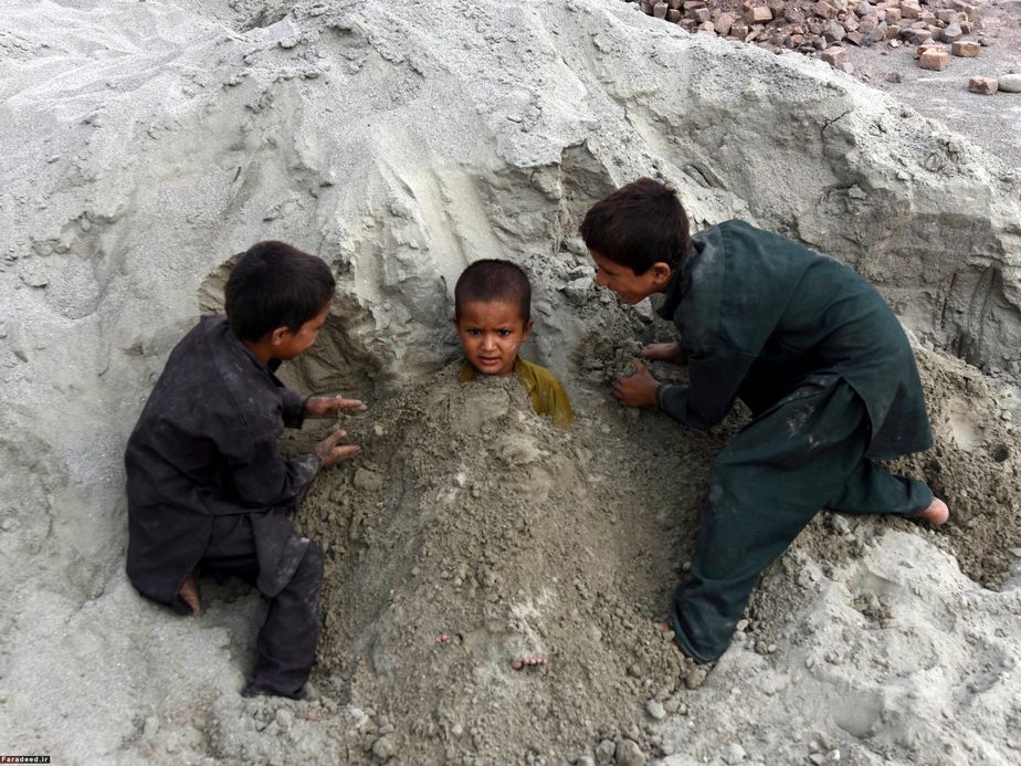 بازی کودکان افغانی در پناهگاه موقت خود در جلال آباد