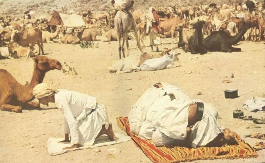 نماز در ميان كاروان‌های مقيم صحرا برگزار می‌شد 