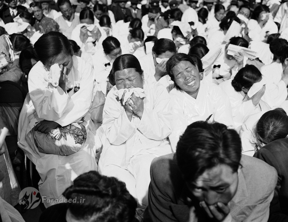 زنان کره‌ای در مراسم یادبود 33964 قربانی جنگ کره اشک می‌ریزند. 17 اکتبر 1953