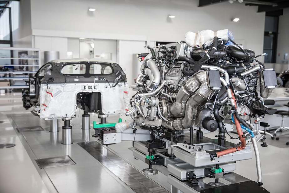 پیشرانه عظیم ۱۶ سیلندر مجهز به چهار توربوشارژر بوگاتی شیرون در مرکز گروه فولکس واگن که به طور خاص برای تولید این پیشرانه ساخته شده است، تولید می‌شود 