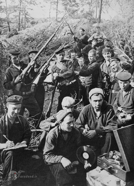 سربازان شوروی پس از آزادسازی جزیره خورسن فنلاند در اوت 1941 میلادی – یوگنی خالدی پس از جنگ شغلش را در خبرگزاری معروف تاس روسیه به خاطر 