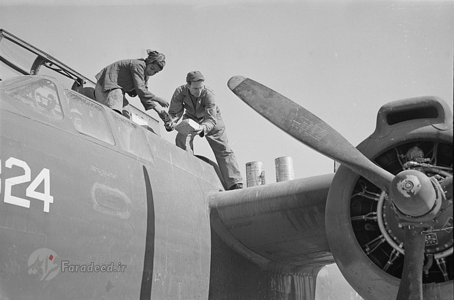 نوجوان ایرانی به نیروی آمریکایی برای بلند شدن هواپیمای بمب افکن به مقصد شوروی کمک میکند.