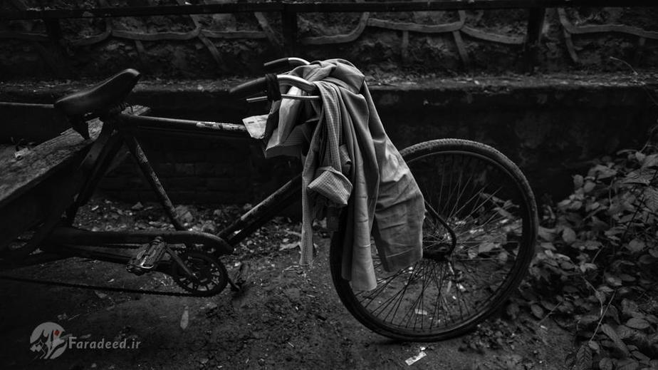 دو چرخه یکی از کارگران تخلیه فاضلاب دهلی نو