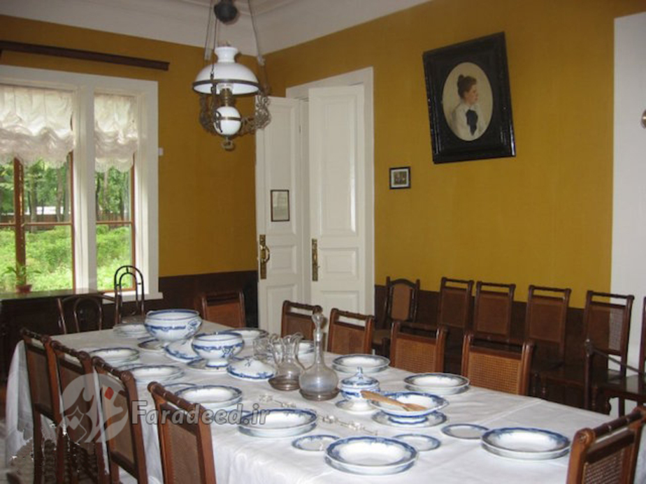 اناق ناهارخوری که دارای میزی است که 12 صندلی دارد و همه خانواده در آن غذا می‌خوردند.