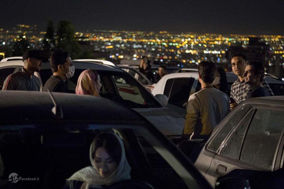 مخاطبانِ سینمای ماشین‌رو در تهران، برج میلاد عکاس: Rouzbeh Fouladi/Zuma Wire/Rex/Shutterstock 