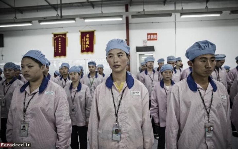 صف کارمندان کارخانه‌ای در شانگهای 