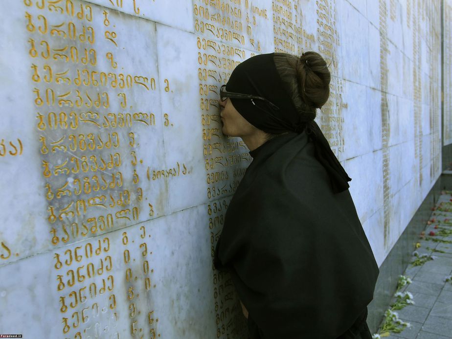 بوسه بر بنای یادبود قربانیان درگیری مسلحانه 1992بین گرجستان و آبخازیا