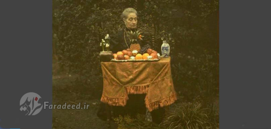 ظرف میوه سال ۱۹۲۰ ، زنی با یک سینی پر از میوه که در اوایل قرن ۲۰ این نوع پذیرایی از مهمانان بسیار لاکچری بوده است