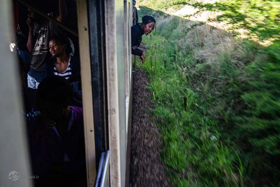 قطار در حال نزدیک شدن به ایستگاه است. 