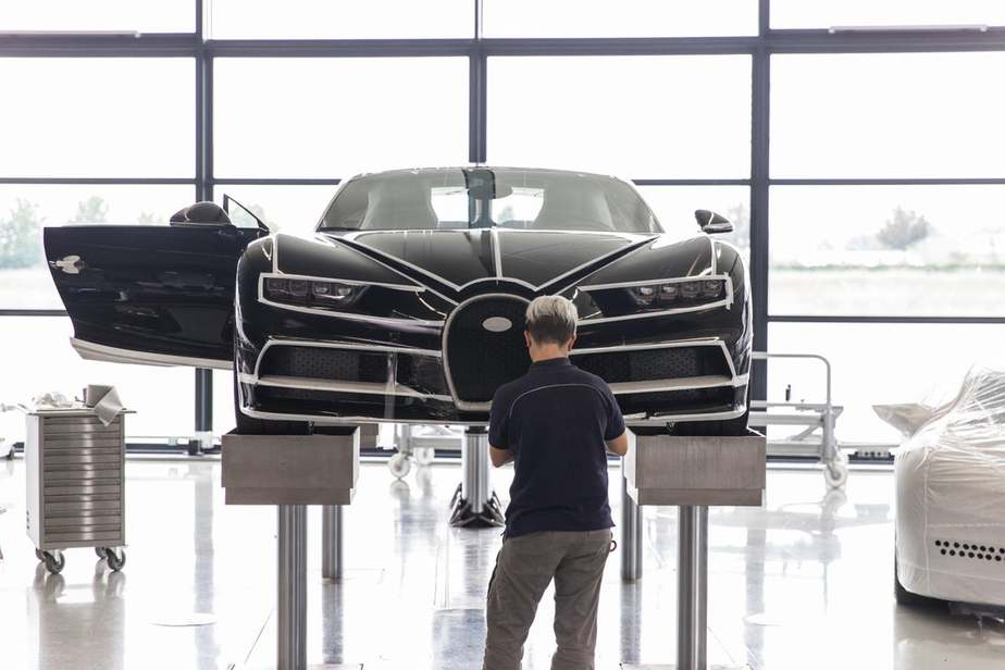 در آتلیه بوگاتی هیچ ربات اتوماتیک یا تسمه نقاله‌ای دیده نمی‌شود و همه چیز توسط مهندسان آموزش دیده با دست انجام می‌شود. به جای فرا گرفتن ساخت یک قسمت از خودرو، هر مهندس برای کار در هر ۱۲ ایستگاه مونتاژ در آتلیه بوگاتی آموزش دیده است 