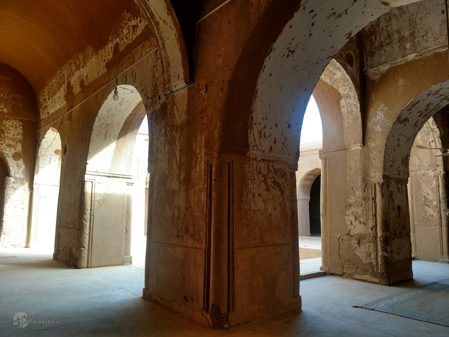 این مسجد مانند مساجد جامع دیگر دارای درهای ورودی متعدد است.