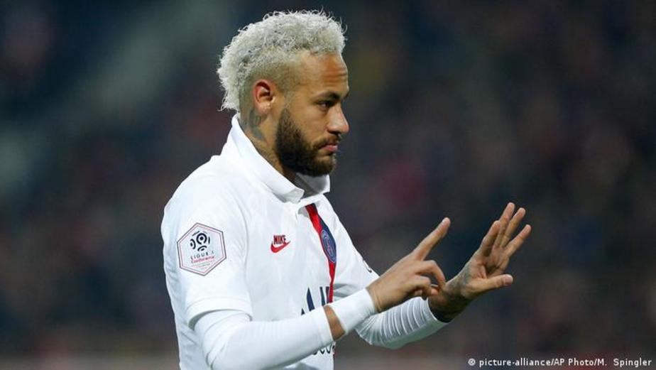 نیمار دا سیلوا سانتوس جونیو ملی‌پوش برزیلی که برای تیم فوتبال پاریس سن ژرمن به میدان می‌رود