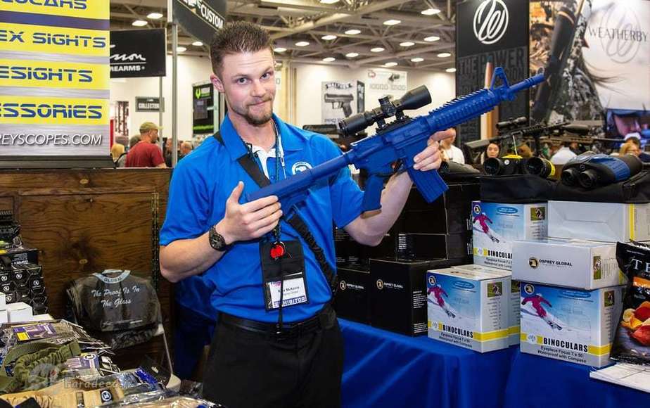 یک فروشنده در حال معرفی محصولات خود است