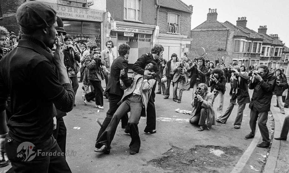 پلیس در حال دستگیری معترضان