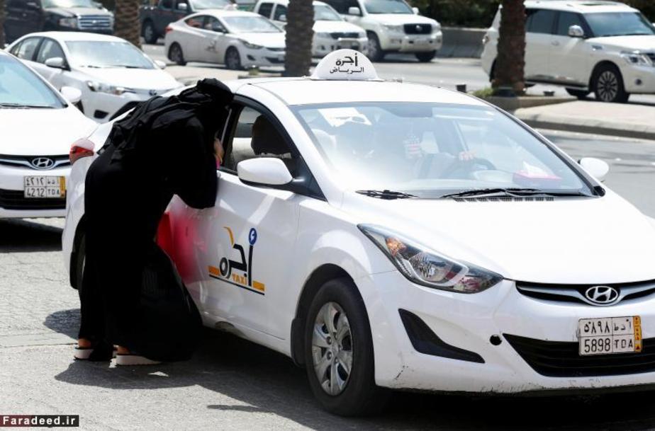 یک زن در حال گفتگو با راننده تاکسی در ریاض