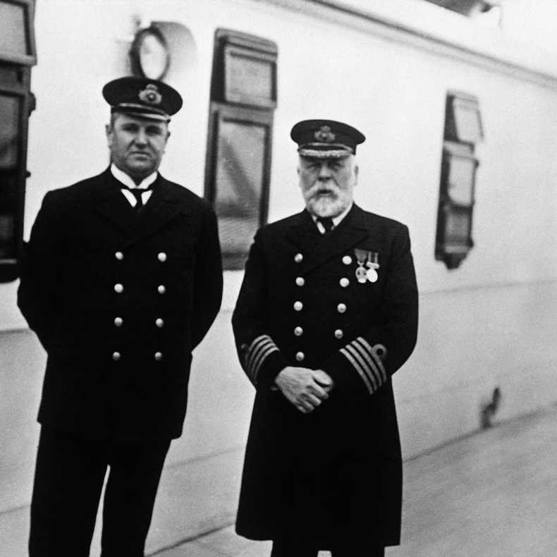 کاپیتان اسمیت: کاپیتان ادوارد اسمیت (سمت راست) پیش از آن که به عنوان کاپیتان تایتانیک انتخاب شود، چندین دهه تجربه در زمینه سفرهای دریایی داشت. این افسر نیروی دریایی بریتانیا قرار بود پس از نخستین سفر دریایی تایتانیک بازنشسته شود 